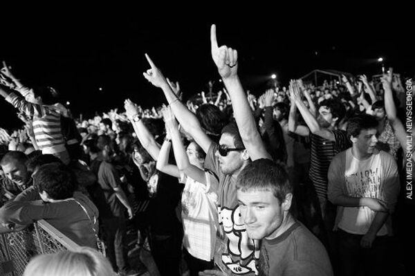 В ежегодном рок-фестивале под открытым небом, который состоялся 11-12 июня в Тбилиси уже в третий раз (с 2009 года), принимали участие 19 групп и исполнителей, в том числе из-за рубежа. На территории бывшего тбилисского ипподрома был разбит специальный фестивальный городок, на территорию пропускали по билетам символической стоимости - 3 доллара. Запрещали проносить алкогольные напитки и их продажу. Также на фестивале впервые звучали только лицензионные песни, организаторы концерта заявили, что заплатят за авторские права всем авторам. - Sputnik Грузия