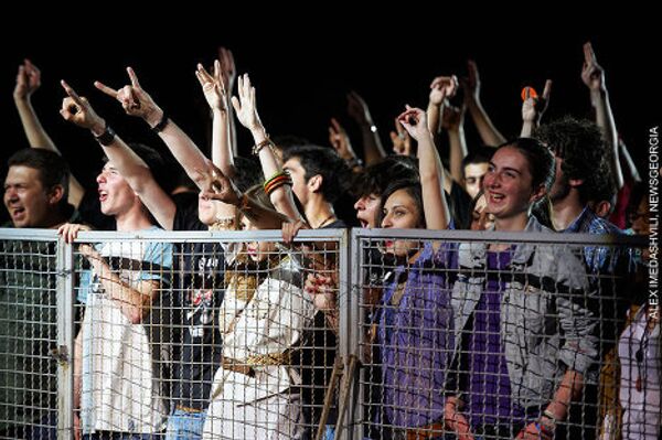 В ежегодном рок-фестивале под открытым небом, который состоялся 11-12 июня в Тбилиси уже в третий раз (с 2009 года), принимали участие 19 групп и исполнителей, в том числе из-за рубежа. На территории бывшего тбилисского ипподрома был разбит специальный фестивальный городок, на территорию пропускали по билетам символической стоимости - 3 доллара. Запрещали проносить алкогольные напитки и их продажу. Также на фестивале впервые звучали только лицензионные песни, организаторы концерта заявили, что заплатят за авторские права всем авторам. - Sputnik Грузия