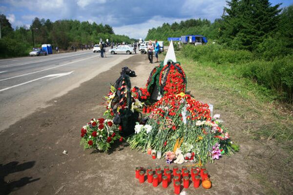 Самолет Ту-134 авиакомпании РусЭйр, вылетевший из Москвы в 22.30 мск понедельника, совершил в Карелии жесткую посадку неподалеку от республиканской столицы - города Петрозаводск. Он сел на автотрассу Петрозаводск-Суоярви в километре от аэропорта, в результате развалившись на части и став гореть. По информации МЧС РФ, 45 из 52 находившихся на борту человек погибли. Нескольких человек сумели вытащить из-под обломков и спасти люди, оказавшиеся поблизости от места крушения. По факту катастрофы ведется следствие, к месту трагедии возлагают цветы близкие и родственники погибших, представители общественности. - Sputnik Грузия