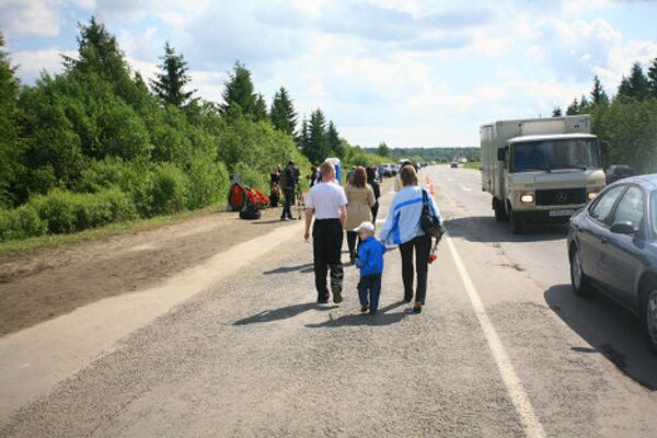 Самолет Ту-134 авиакомпании РусЭйр, вылетевший из Москвы в 22.30 мск понедельника, совершил в Карелии жесткую посадку неподалеку от республиканской столицы - города Петрозаводск. Он сел на автотрассу Петрозаводск-Суоярви в километре от аэропорта, в результате развалившись на части и став гореть. По информации МЧС РФ, 45 из 52 находившихся на борту человек погибли. Нескольких человек сумели вытащить из-под обломков и спасти люди, оказавшиеся поблизости от места крушения. По факту катастрофы ведется следствие, к месту трагедии возлагают цветы близкие и родственники погибших, представители общественности. - Sputnik Грузия