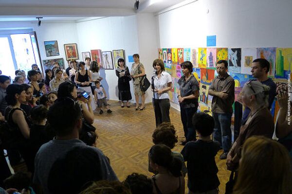 В Тбилиси в воскресенье открылась выставка детского рисунка, где представлены десятки работ, авторами которых являются дети, которые обучаются изобразительному искусству. Выставка проходит в тбилисской Галерее детского рисунка. Всех детей-участников выставки (которым было от 7 до 12 лет) организаторы наградили почетными грамотами. - Sputnik Грузия