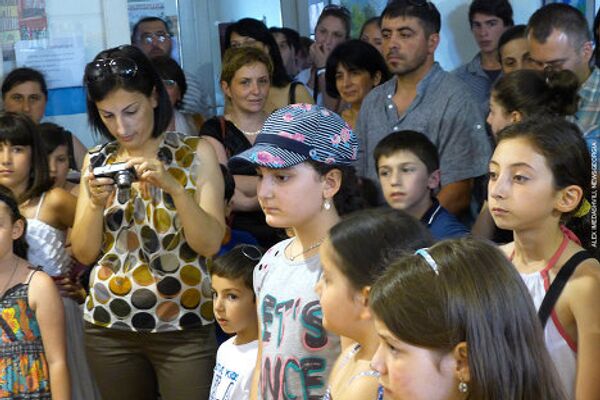 В Тбилиси в воскресенье открылась выставка детского рисунка, где представлены десятки работ, авторами которых являются дети, которые обучаются изобразительному искусству. Выставка проходит в тбилисской Галерее детского рисунка. Всех детей-участников выставки (которым было от 7 до 12 лет) организаторы наградили почетными грамотами. - Sputnik Грузия