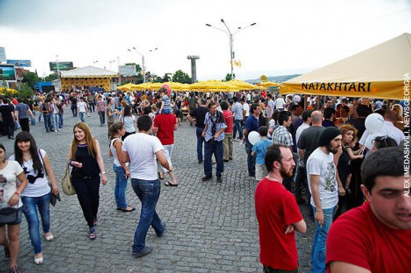 В Тбилиси 25-26 июня состоялся второй Фестиваль пива Beer Fest Tbilisi 2011, организованный компанией-производителем пива Natakhtari. В рамках фестиваля на площади Революции роз в Тбилиси раскинулся палаточный городок, посетители могли попробовать разные сорта пива, производящегося в Грузии, и принять участие в различных конкурсах. - Sputnik Грузия