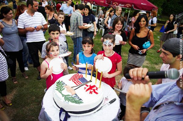 В конце празднования к гостям вынесли большой праздничный торт, который разрезали руководители Клуба друзей США в присутствии десятков гостей. - Sputnik Грузия