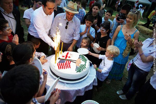 В конце празднования к гостям вынесли большой праздничный торт, который разрезали руководители Клуба друзей США в присутствии десятков гостей. - Sputnik Грузия