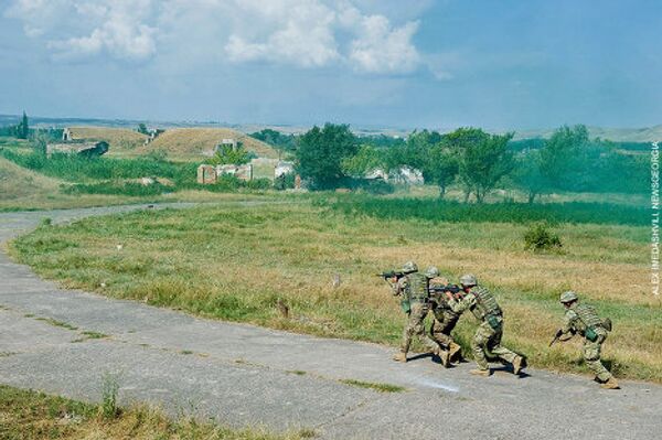 Подразделения морской пехоты США и грузинские военнослужащие в пятницу 22 июля на учебном полигоне военной базы Вазиани (близ Тбилиси) провели показательные учения в ходе Дня почетных гостей. - Sputnik Грузия