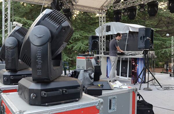 В Тбилиси 30-31 июля прошел один из самых масштабных в истории страны Фестивалей электронной музыки, в котором приняли участие 24 зарубежных и 12 грузинских диджеев. Специально для этого фестиваля в парке Ваке в центре Тбилиси была обустроена огромная сцена, оснащенная современной аппаратурой.  - Sputnik Грузия