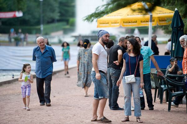 В Тбилиси 30-31 июля прошел один из самых масштабных в истории страны Фестивалей электронной музыки, в котором приняли участие 24 зарубежных и 12 грузинских диджеев. Специально для этого фестиваля в парке Ваке в центре Тбилиси была обустроена огромная сцена, оснащенная современной аппаратурой.  - Sputnik Грузия