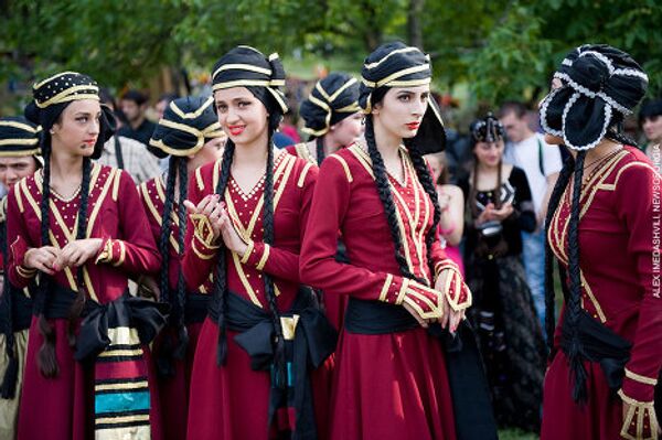 Заключительный этап одного из самых популярных в Грузии фестивалей народного творчества - Артгени - Artgene прошел с 15 по 24 июля в Тбилисском этнографическом музее под открытым небом. Перед зрителями выступили различные фольклорные ансамбли, а также известные грузинские исполнители. Народные умельцы демонстрировали свои работы. Фестиваль привлек тысячи посетителей, среди которых было много гостей грузинской столицы из разных стран. Кроме того, по инициативе организаторов, фестиваль посетили 500 детей из семей беженцев, пострадавших в результате войны 2008 года. На них были одеты белые майки, на которых было написано - Сегодня каждый 11-й человек в Грузии - беженец. - Sputnik Грузия