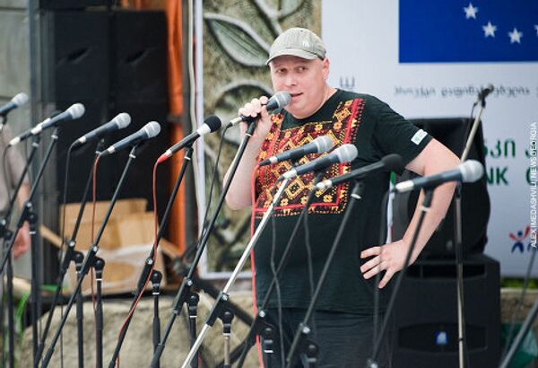 Один из главных организаторов фестиваля, певец и музыкант Заза Коринтели, который возглавляет музыкальный коллектив Zumba land. - Sputnik Грузия