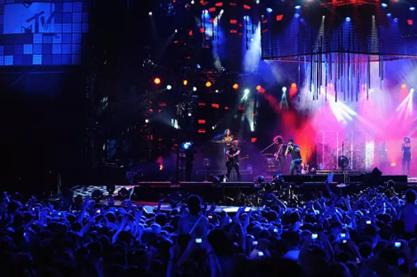 В грузинском черноморском городе Батуми 2 августа состоялся концерт MTV Live Georgia, с участием мегазвезды Энрике Иглесиаса, и организованный по инициативе правительства Грузии и Viacom International Media Networks (VIMN). Концерт прошел на площади Европы, где была установлена сцена, доставленная из Италии. Техническую подготовку концерта осуществила британская группа звукорежиссеров и освещения, а также голландская съемочная группа. Возможность увидеть часть шоу посредством MTV World Stage была предоставлена до 600 миллионов человек в 152 странах мира. На концерте MTV Live Georgia также выступили грузинские исполнители : София (Софо) Нижарадзе, рок-группа Eldrine, попавшая в десятку международного конкурса песни Евровидение этого года, а также группа «Stephane и 3G». - Sputnik Грузия