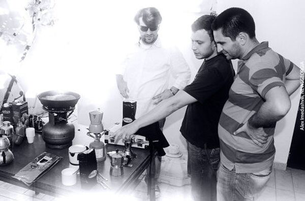 У Семаненко хватало терпения, объяснять всем как правильно готовить кофе ) У Семаненко хватало терпения, объяснять всем как правильно готовить кофе ) - Sputnik Грузия