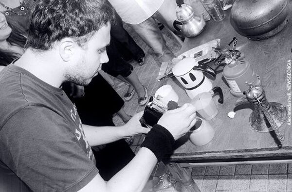 Побывавшие в Грузии российские блоггеры и путешественники Петр Ловыгин и Александр Семоненко провели в Тбилиси свои мастер-классы. Семоненко учил грузинских пользователей ЖЖ правильно готовить кофе, а Ловыгин рассказал о своих фоторепортажах и путешествиях. Побывавшие в Грузии российские блоггеры и путешественники Петр Ловыгин и Александр Семоненко провели в Тбилиси свои мастер-классы. Семоненко учил грузинских пользователей ЖЖ правильно готовить кофе, а Ловыгин рассказал о своих фоторепортажах и путешествиях. - Sputnik Грузия