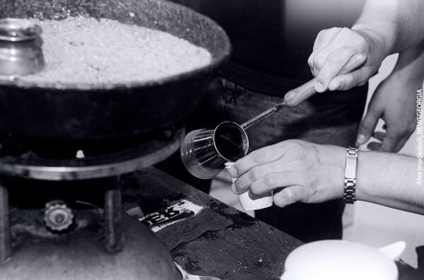 И еще как сказал Семоненко, лучше всего для приготовления кофе - небольшие турки с узким горлышком, где образуется пенка. По ним легко уследить, когда кофе начинает закипать. Тогда необходимо дать ему чуть остыть, и снова поставить на песок, и так несколько раз... Пока пена не станет шоколадной. И еще как сказал Семоненко, лучше всего для приготовления кофе - небольшие турки с узким горлышком, где образуется пенка. По ним легко уследить, когда кофе начинает закипать. Тогда необходимо дать ему чуть остыть, и снова поставить на песок, и так несколько раз... Пока пена не станет шоколадной. - Sputnik Грузия