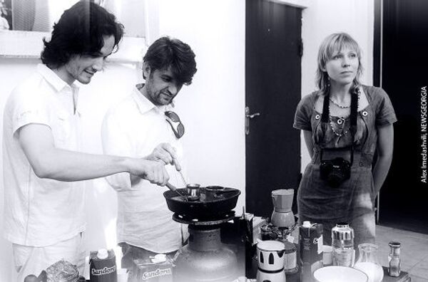 Когда рядом не было Ловыгина, участники мастер-класса наставляли друг друга ) Когда рядом не было Ловыгина, участники мастер-класса наставляли друг друга ) - Sputnik Грузия