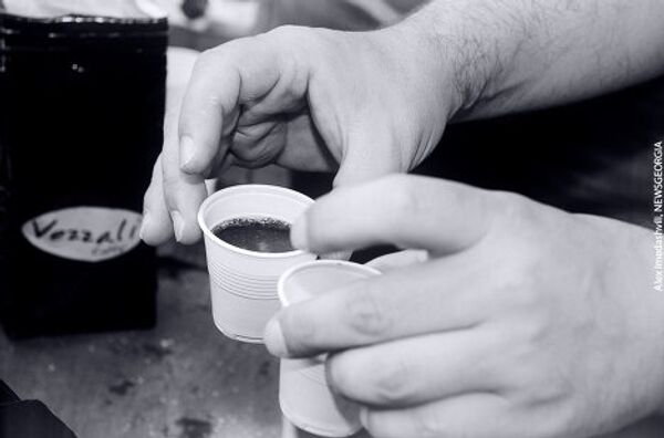 Снова бережно несут кофе. Снова бережно несут кофе. - Sputnik Грузия