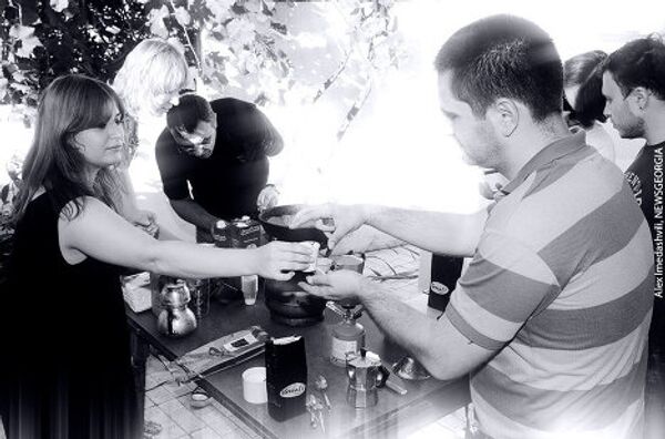 И бережно передают из рук в руки... И бережно передают из рук в руки... - Sputnik Грузия