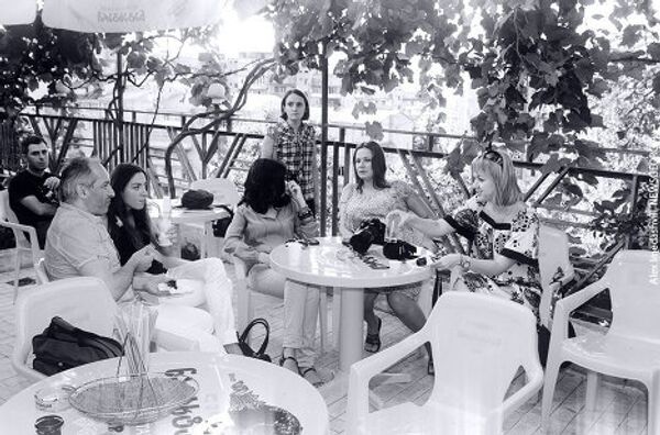 За распитием кофе блоггеры беседовали о всяком... ну о чем обычно и беседуют. На фото - традиционное место встреч грузинских блоггеров - отель Villa vera. Веранда, где и проходил мастер-класс. За распитием кофе блоггеры беседовали о всяком... ну о чем обычно и беседуют. На фото - традиционное место встреч грузинских блоггеров - отель Villa vera. Веранда, где и проходил мастер-класс. - Sputnik Грузия