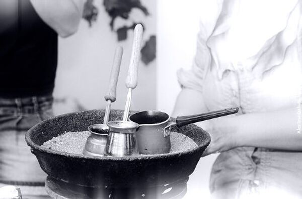 Кофе готовили на песке, который насыпали в большую сковороду и поместили ее на газовую горелку. , что песок специальный... Кофе готовили на песке, который насыпали в большую сковороду и поместили ее на газовую горелку. , что песок специальный... - Sputnik Грузия