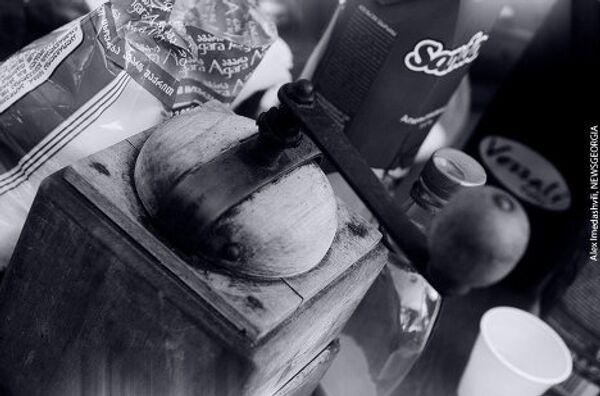 С помощью этого устройства перемалывали кофе... С помощью этого устройства перемалывали кофе... - Sputnik Грузия