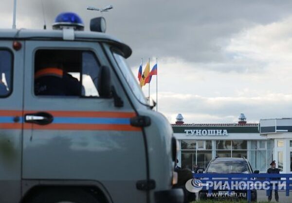 Место авиакатастрофы было оцеплено большим количеством полицейских.  - Sputnik Грузия