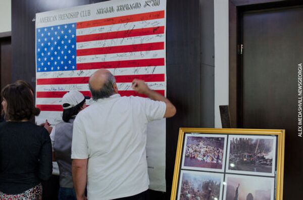 Собравшиеся на акции солидарности в Тбилиси почтили минутой молчания память жертв трагедии, приняли участие в просмотре короткометражного документального фильма, посвященного 11 сентября, поставили подписи в знак памяти жертвам теракта на флаге США и символически, в знак стремления к идеалам демократии и свободы, повязали на Дерево мира ленточки красного, белого и синего цветов. - Sputnik Грузия