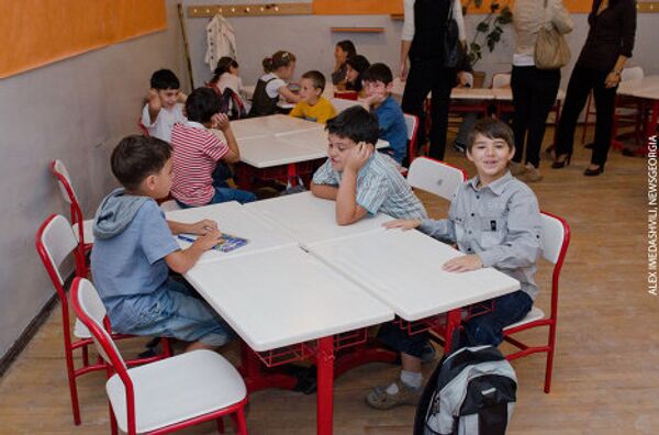 В новом учебном году английский становится обязательным предметом в школе, и будет преподаваться уже с первого класса. Первый иностранный язык будут преподавать англоязычные педагоги, прибывшие из разных стран. В рамках программы Обучай и учись вместе с Грузией в новом учебном году в стране будут преподавать около 1,5  тысяч англоязычных педагогов. - Sputnik Грузия