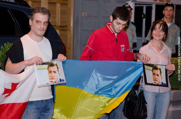 В Тбилиси акция прошла у здания посольства Украины в Грузии. Ее участники держали в руках портреты Георгия Гонгадзе, флаги Украины и Грузии.  - Sputnik Грузия