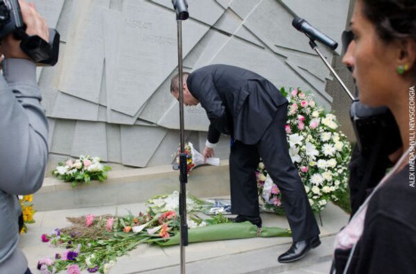 Представители руководства Грузии возлагают цветы к мемориалу.  - Sputnik Грузия