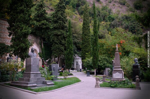 В Мтацминдском пантеоне писателей и общественных деятелей в Тбилиси в среду состоялось торжественное открытие символической могилы и мемориала памяти писателей и деятелей культуры, погибших в ходе репрессий 1937 года, место захоронения которых неизвестно. - Sputnik Грузия