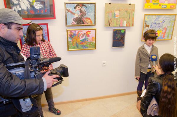 В Тбилиси, в художественной галерее Hobby открылась выставка детского рисунка, где представлены десятки работ, авторами которых стали дети разных возрастов. Выставка продлиться до 9 октября. Компания MAGTIcom в рамках выставки проведет конкурс на лучшую работу. - Sputnik Грузия