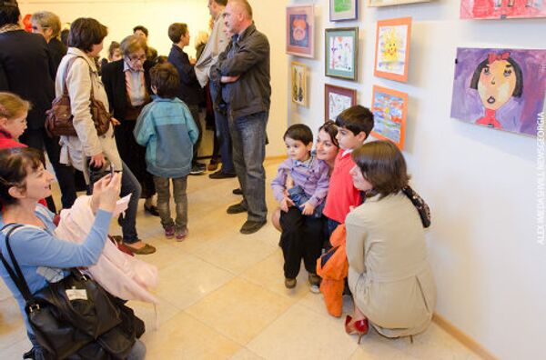 В Тбилиси, в художественной галерее Hobby открылась выставка детского рисунка, где представлены десятки работ, авторами которых стали дети разных возрастов. Выставка продлиться до 9 октября. Компания MAGTIcom в рамках выставки проведет конкурс на лучшую работу. - Sputnik Грузия