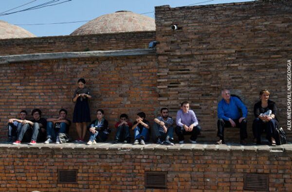На фото : жители Тбилиси наблюдают за выступлениями артистов. Район Абанотубани. - Sputnik Грузия