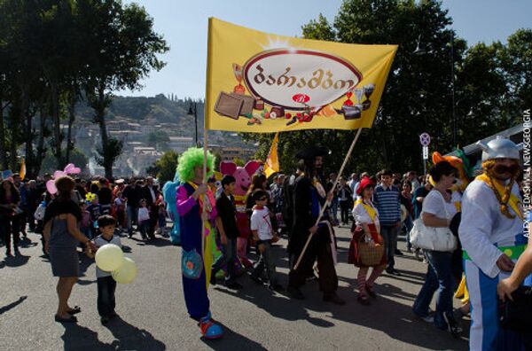 Компания по производству изделий из шоколада Барамбо устроила для детей свой праздник, проведя в центре Тбилиси театрализованное шествие.  - Sputnik Грузия