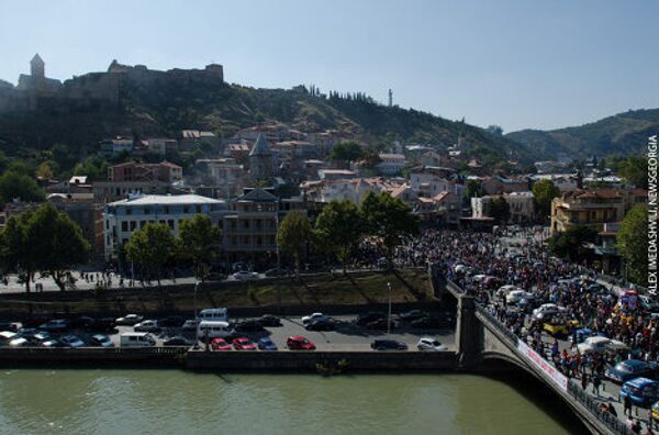 Вид на историческую часть Тбилиси и Метехский мост (справа) в дни празднования Тбилисоба.  - Sputnik Грузия