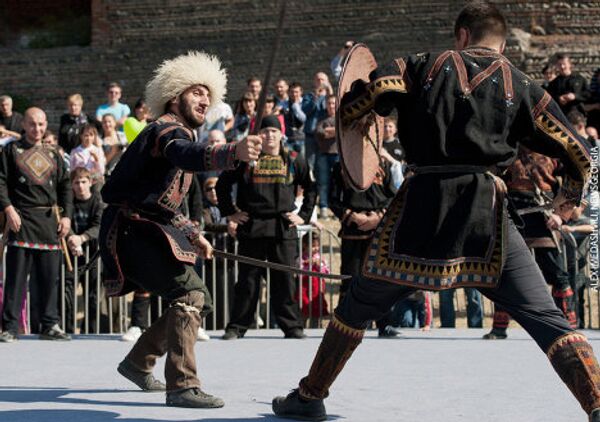 В течение двух дней перед гостями и жителями столицы Грузии выступала группа энтузиастов, объединившаяся в организацию Грузинские боевые искусства. Они демонстрировали собравшимся приемы рукопашного боя и сражения на мечах. - Sputnik Грузия
