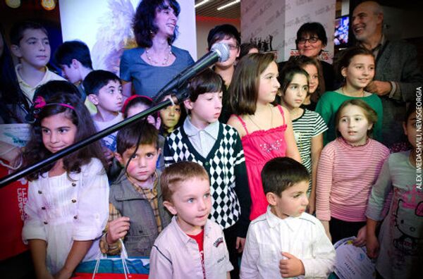 В Тбилиси, в MAGTI Club состоялось награждение победителей VIII-й Тбилисской выставки-конкурса детского рисунка Золотая палитра. Детям вручали награды - дипломы и призы. На выставке были представлены десятки работ, авторами которых стали дети разных возрастов. Все участники выставки, которая проходила с 3 по 9 октября, получили памятные подарки.  - Sputnik Грузия