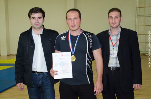 За установленное достижение Вахтанг Гегелишвили был награжден сертификатом и медалью клуба Рекорд. - Sputnik Грузия