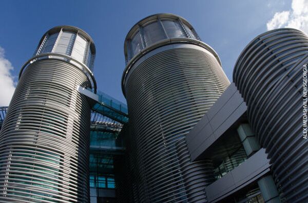 Бизнес-центр строил известный японский архитектор Шин Такамацу и он представляет один из мировых образцов современного искусства. - Sputnik Грузия