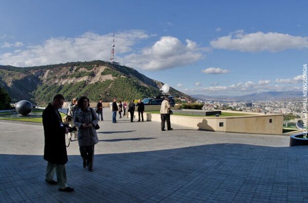 Перед входом в бизнес-центр. - Sputnik Грузия