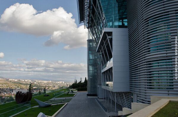 В этом здании сегодня располагается резиденция миллиардера. Здесь он дал свои первые интервью после заявления о намерении заняться политикой. Здесь же прошла встреча Иванишвили с главами дипломатических миссий, аккредитованных в Грузии. - Sputnik Грузия