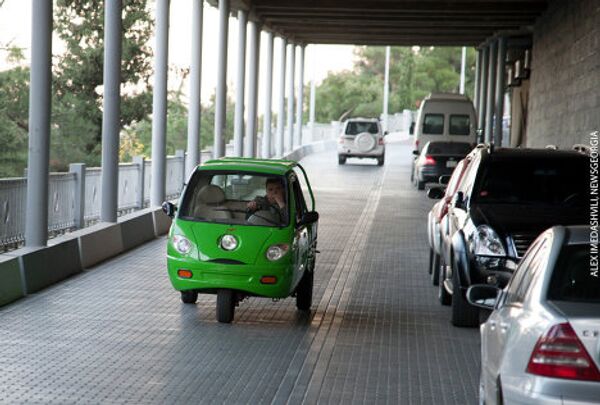 Крытая дорога, ведущая к памятнику Мать Грузии и проходящая по склону горы, где расположен бизнес-центр Иванишвили. - Sputnik Грузия