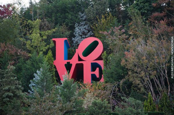 Напротив входа в резиденцию, на горе выложена большими буквами надпись LOVE в современном стиле. - Sputnik Грузия