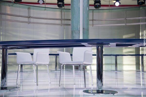 Внутри пространство бизнес-центра и конференц-зал также выполнены в современном стиле. - Sputnik Грузия