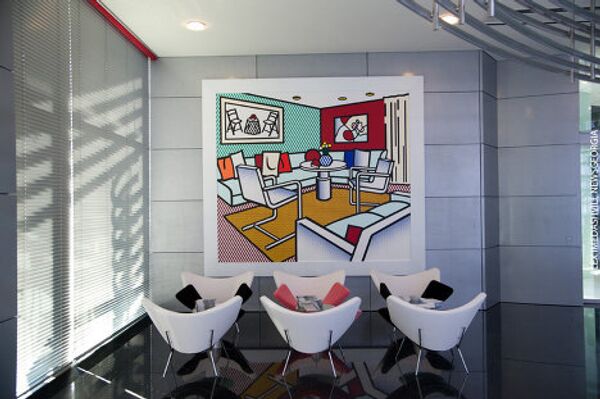 В конференц-зале на стенах висят три картины, о баснословной стоимости которых среди общественности ходят упорные слухи. Автором этой работы является известный художник Рой Лихтенштейн. - Sputnik Грузия