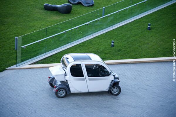 Мини-автомобиль на территории бизнес-центра.  - Sputnik Грузия