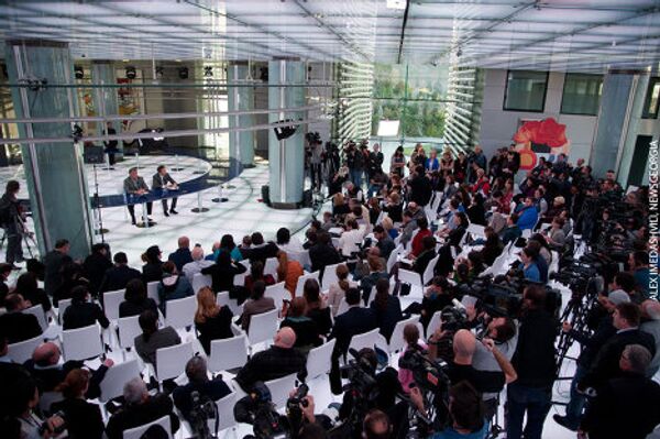 Стоит отметить, что на пресс-конференцию было аккредитовано около 200 журналистов. Стоит отметить, что на пресс-конференцию было аккредитовано около 200 журналистов. - Sputnik Грузия