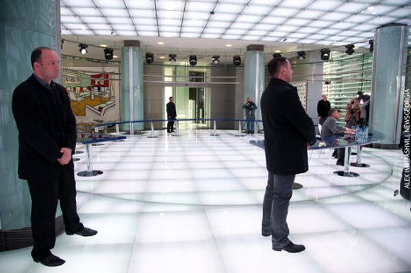 На фото : охрана Бидзины Иванишвили во время пресс-конференции. На фото : охрана Бидзины Иванишвили во время пресс-конференции. - Sputnik Грузия