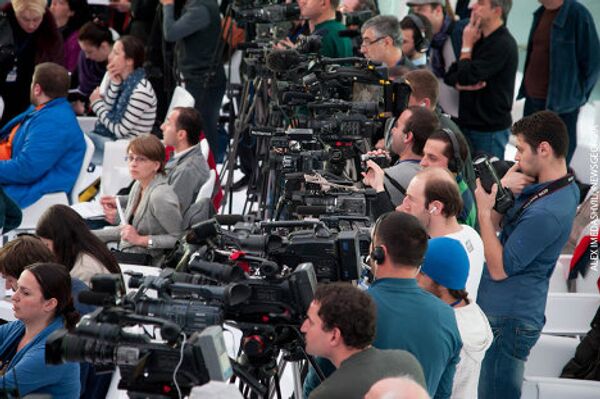 Досмотр представителей прессы стал темой, на которой негативный акцент сделали ряд грузинских телеканалов. Досмотр представителей прессы стал темой, на которой негативный акцент сделали ряд грузинских телеканалов. - Sputnik Грузия