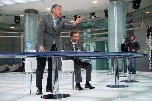 На самой пресс-конференции было шумно, пресс-секретарь Иванишвили - Ираклий Трипольский неоднократно пытался успокоить зал. Но этого очевидно, было мало, когда одновременно несколько журналистов хотели задать вопросы. На самой пресс-конференции было шумно, пресс-секретарь Иванишвили - Ираклий Трипольский неоднократно пытался успокоить зал. Но этого очевидно, было мало, когда одновременно несколько журналистов хотели задать вопросы. - Sputnik Грузия